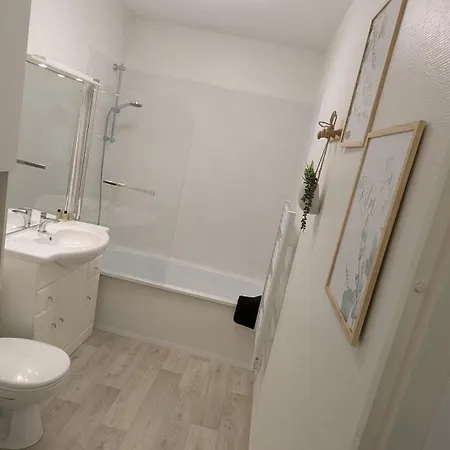 Superbe Studio 45 M Renove Avec Balcon Et Parking Gratuit *
